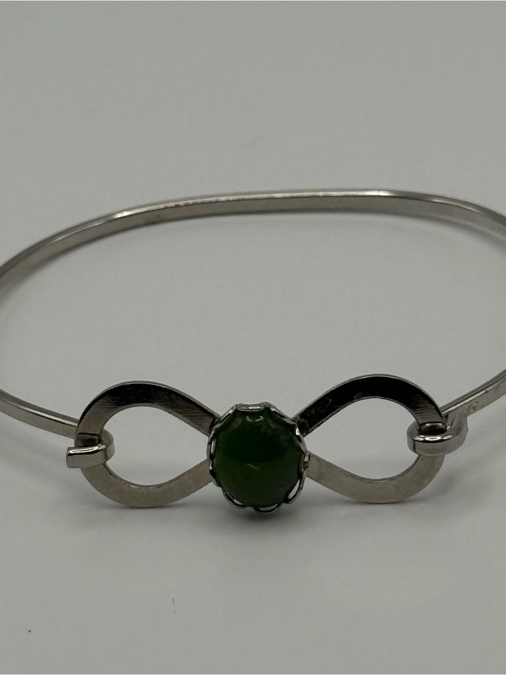 Vintage Green Cabochon Silver Tone Infinity Bangle Bracelet Size 6 Unmarked